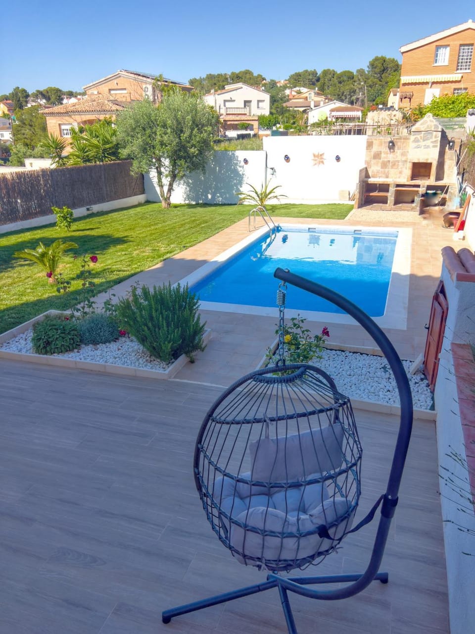 Property building, Day, BBQ facilities, Garden, Pool view, Swimming pool, Swimming pool, sunbed
