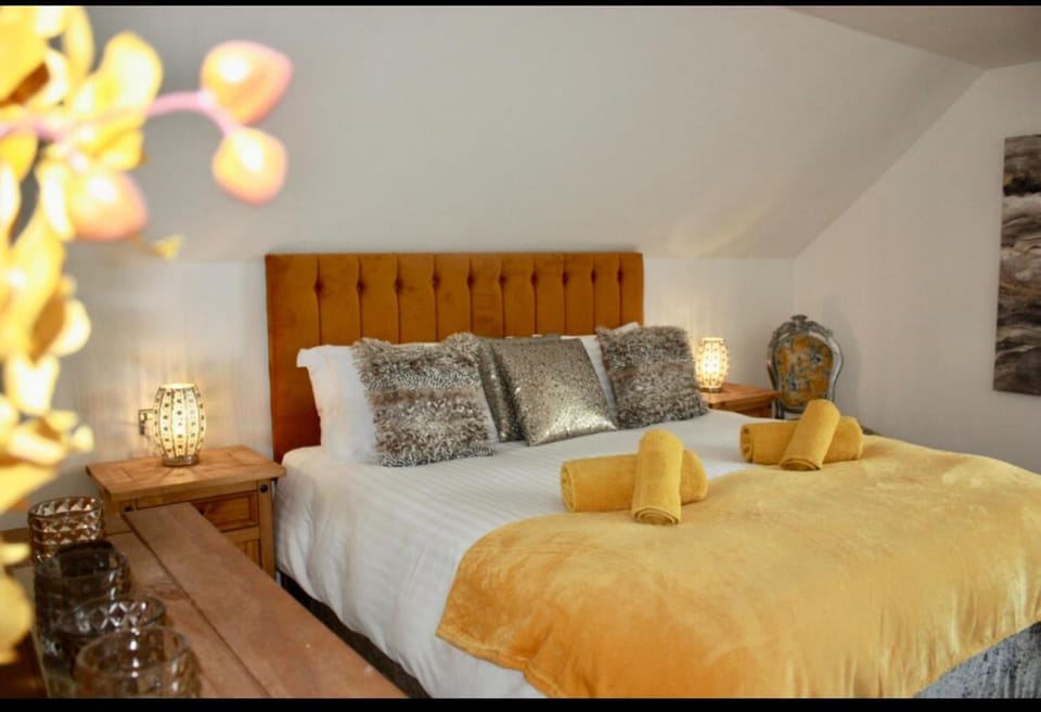 Bed, Bedroom, towels