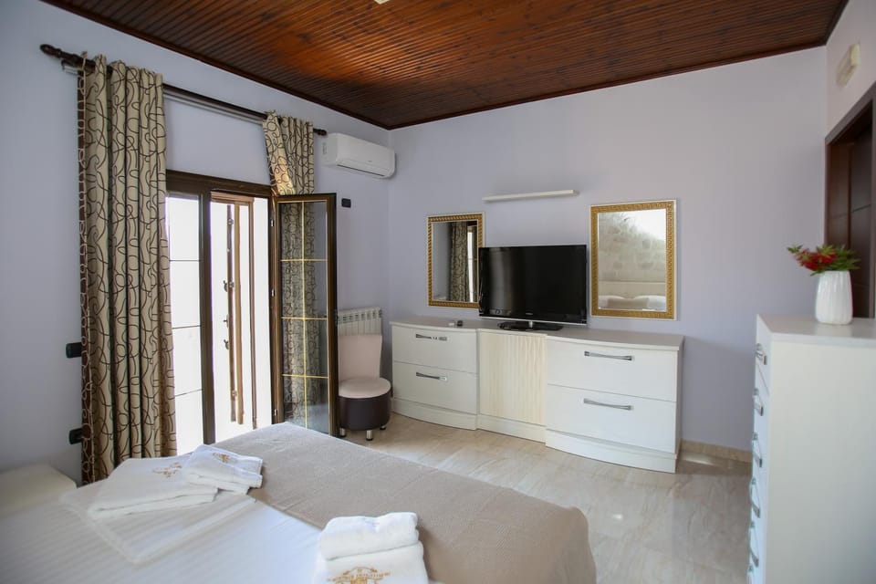 Bed, TV and multimedia, Photo of the whole room, Bedroom, wardrobe