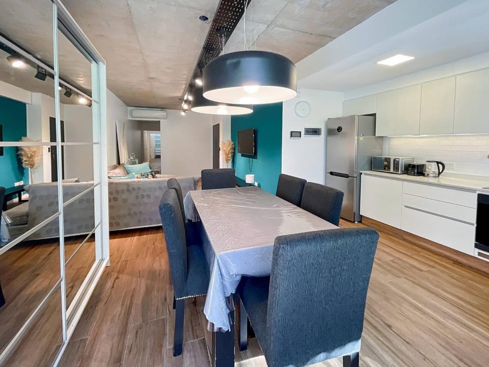 Restaurant/places to eat, Seating area, Dining area