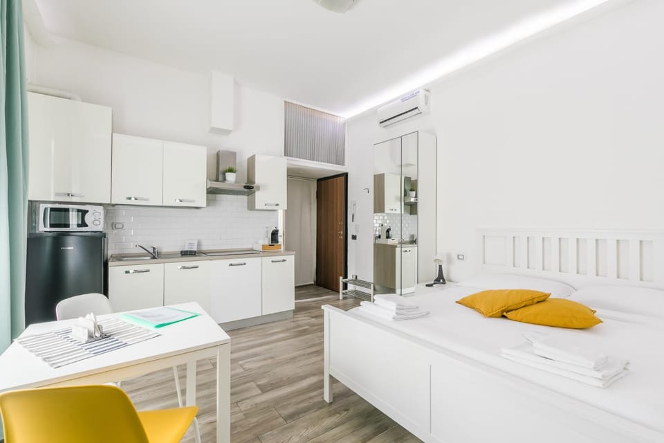 Bed, Kitchen or kitchenette, Photo of the whole room, Bedroom, stove, towels