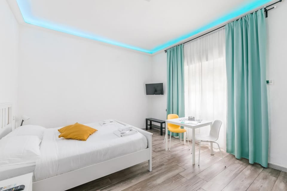Bed, TV and multimedia, Photo of the whole room, Bedroom, towels