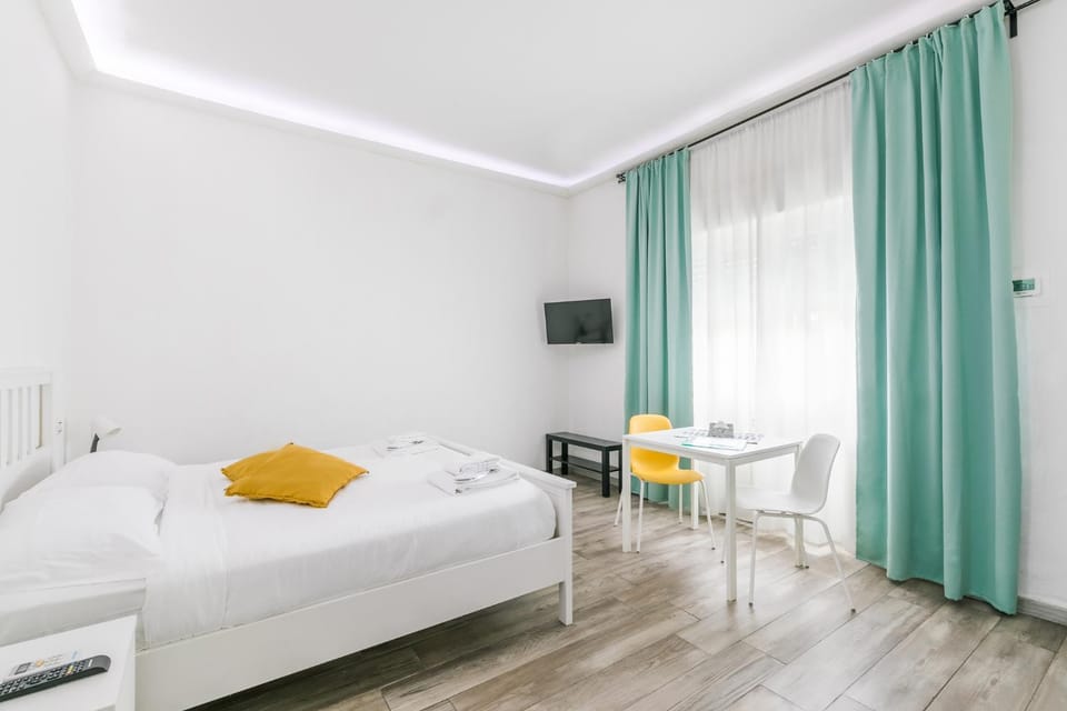 Communal lounge/ TV room, Bed, TV and multimedia, Bedroom