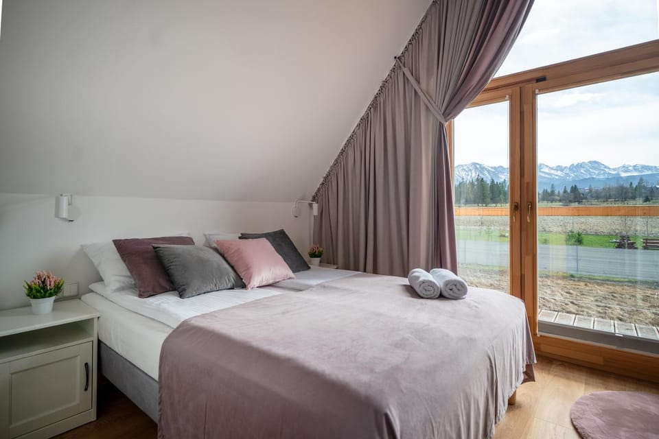 Bed, Natural landscape, Photo of the whole room, Bedroom, Mountain view, towels