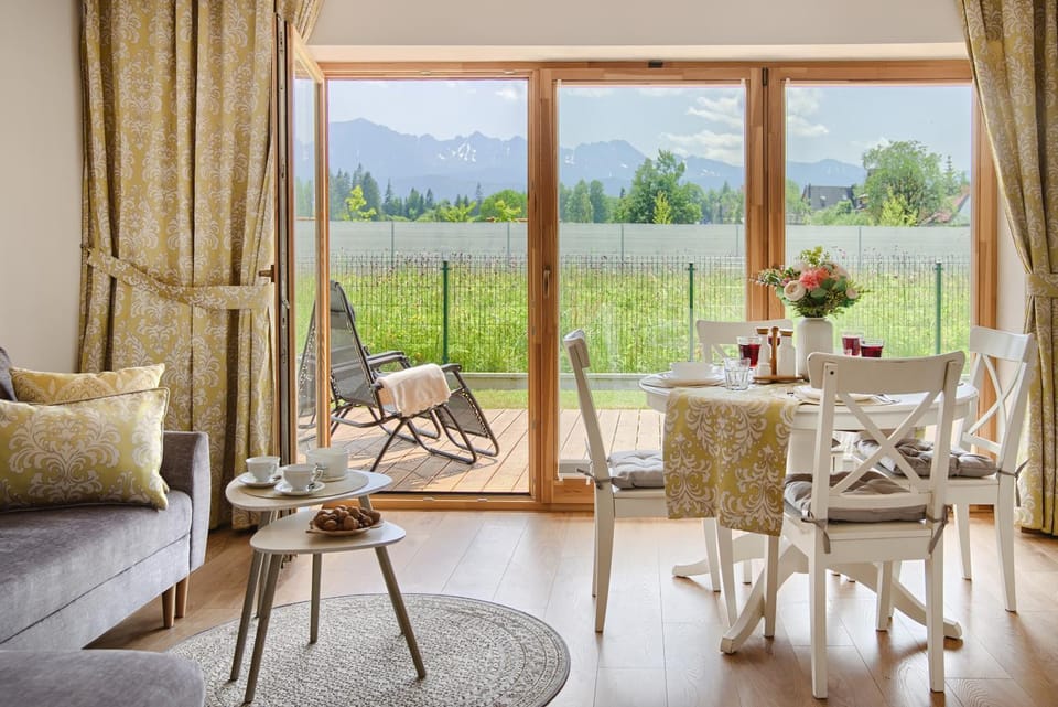 Spring, Day, Natural landscape, Living room, Seating area, Dining area, Mountain view