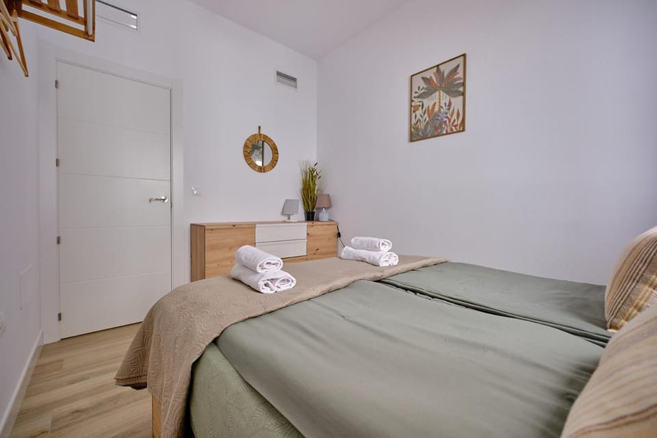 Bed, Bedroom, towels