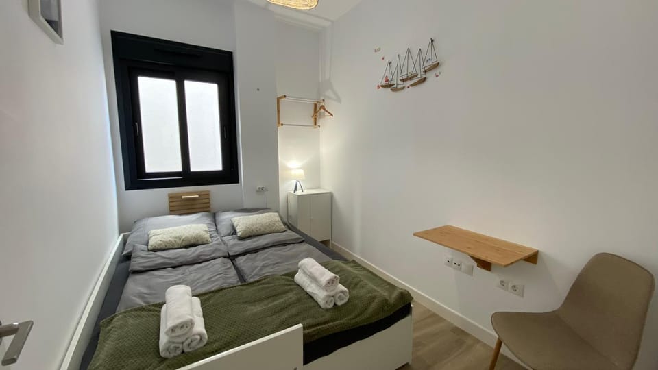 Bed, Photo of the whole room, towels