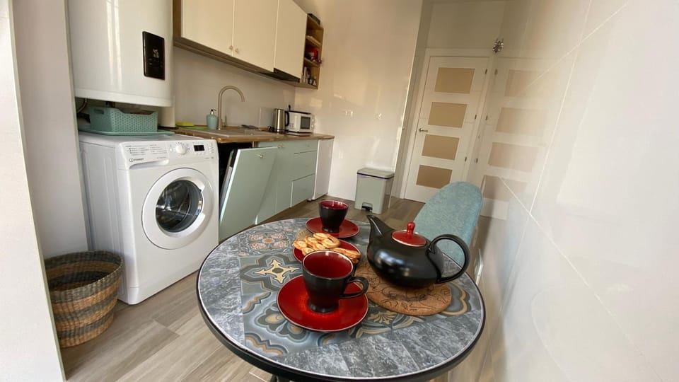 Coffee/tea facilities, Kitchen or kitchenette, Dining area, dishwasher, oven, stove, toaster, washing machine