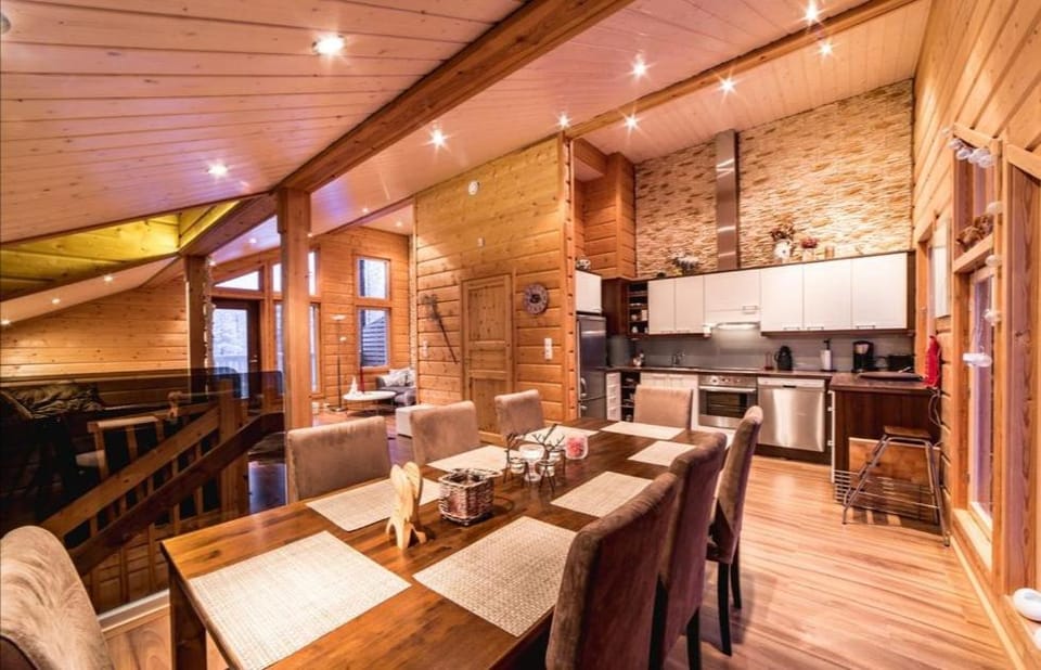 Kitchen or kitchenette, Seating area, Dining area
