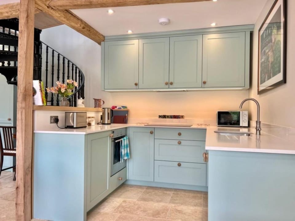 Coffee/tea facilities, Kitchen or kitchenette, oven, stove, toaster