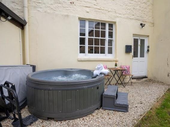 Little Gem in the Forest of Dean! Hot tub, Private garden, Dog Friendly, Smart TVs and Beautiful Historic Village Location! Apartment in Forest of Dean