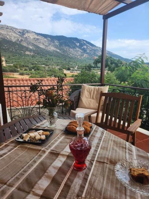 Patio, Day, Natural landscape, View (from property/room), Balcony/Terrace, Living room, Seating area, Dining area, Food, Mountain view
