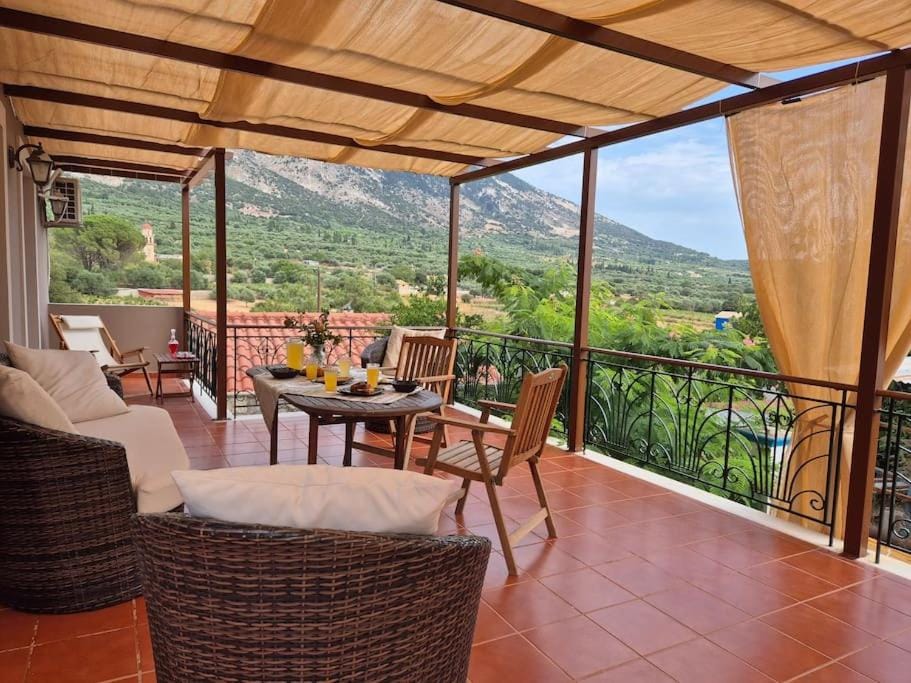 Natural landscape, Balcony/Terrace, Seating area, Mountain view