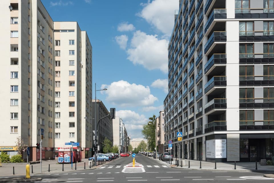 Property building, Day, Neighbourhood, City view, Street view, Location, Parking
