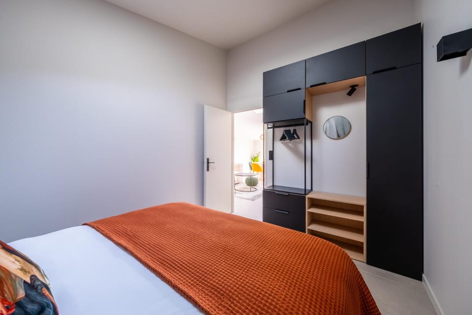 Photo of the whole room, Bedroom
