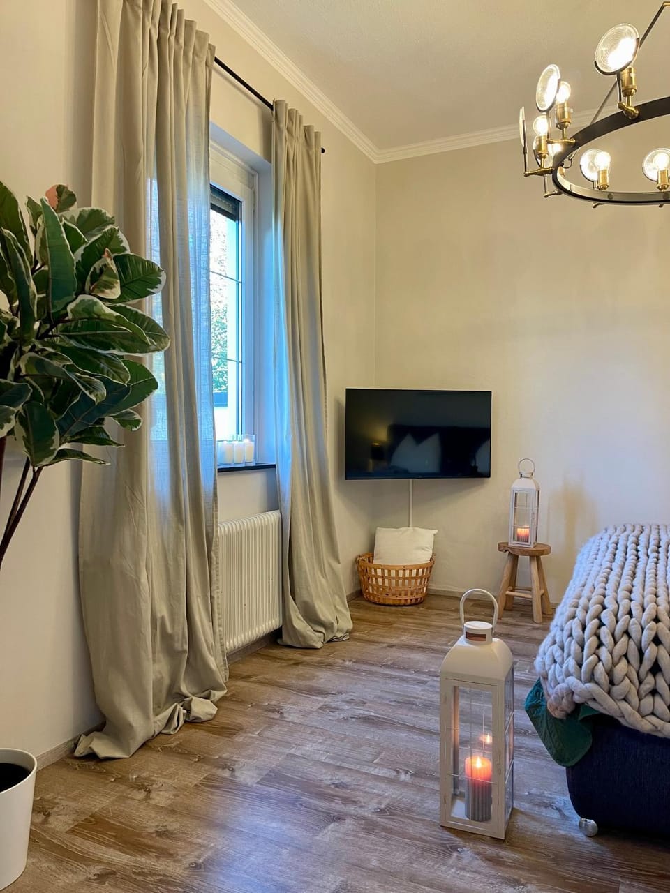 Bed, TV and multimedia, Bedroom