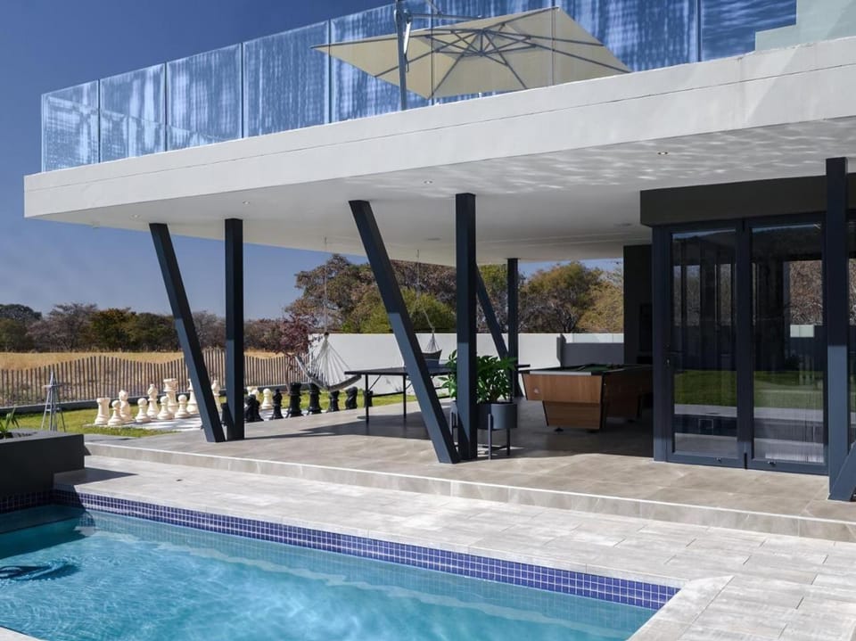 Property building, Patio, Day, Pool view, Swimming pool, sunbed