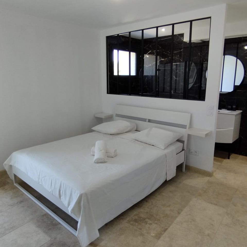 Bed, Bedroom, towels