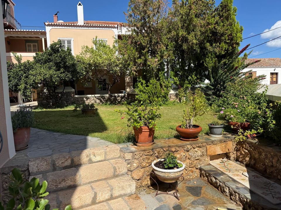 Palio Limani Studio Apartment in Spetses