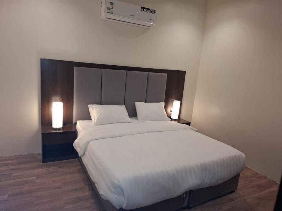 Bed, Photo of the whole room, Bedroom, air conditioner