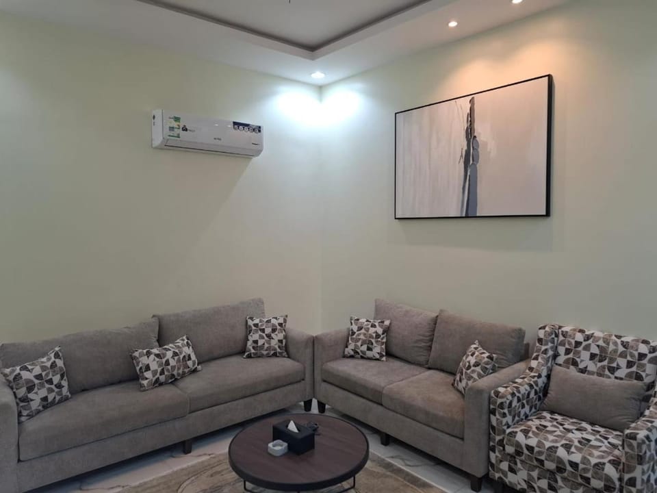Communal lounge/ TV room, TV and multimedia, Living room, Lounge or bar, Seating area, air conditioner