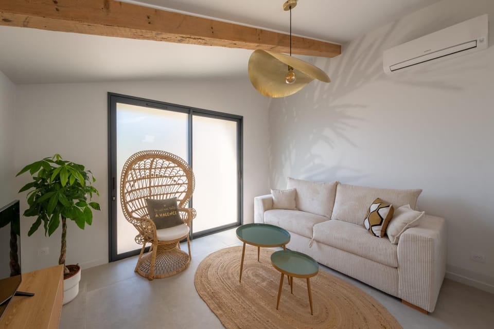 Living room, Seating area, air conditioner
