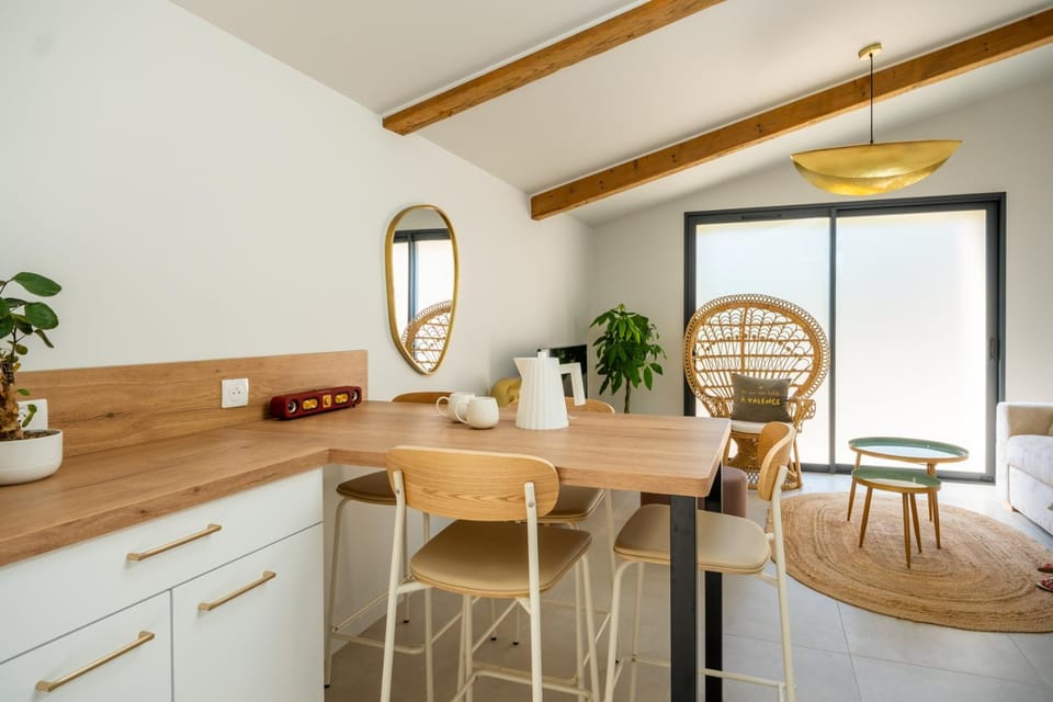 Kitchen or kitchenette, Dining area