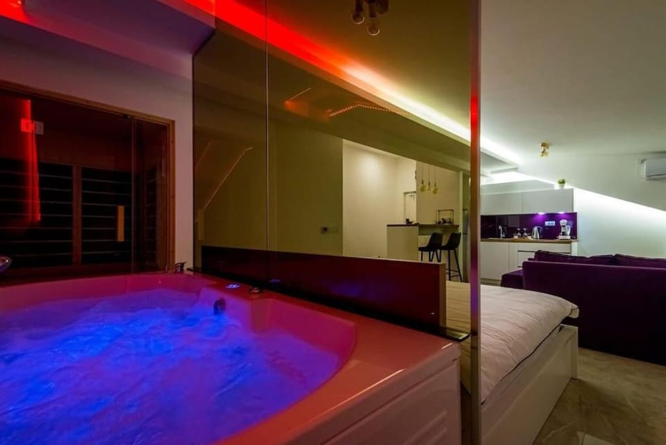 Bed, Hot Tub, Bathroom, Photo of the whole room, Bedroom, Bath