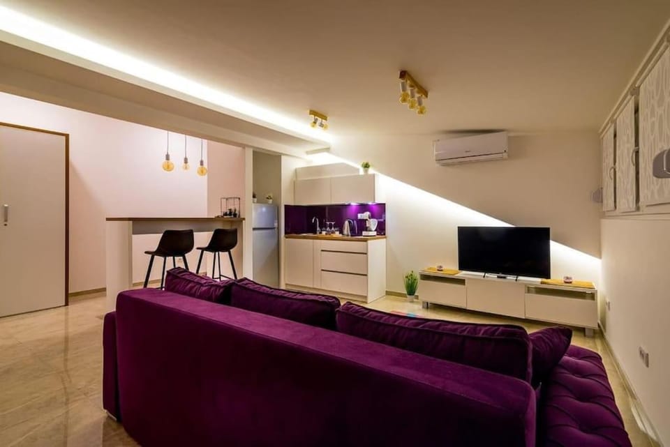 TV and multimedia, Kitchen or kitchenette, Living room, Seating area, Dining area, Evening entertainment, air conditioner