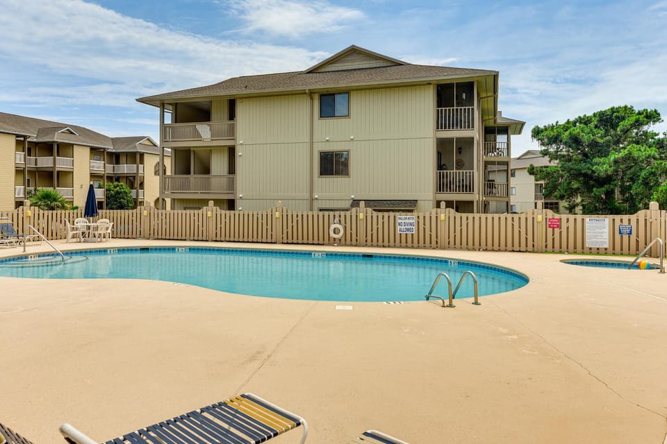 7 Mi to North Myrtle Beach: Condo w/ Pool Access House in Little River