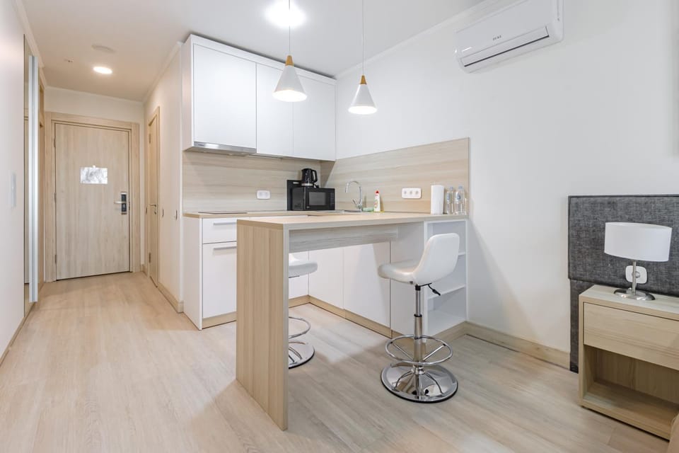 Kitchen or kitchenette, air conditioner