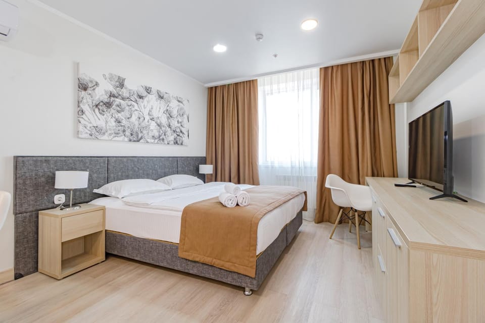 Bed, TV and multimedia, Photo of the whole room, Bedroom