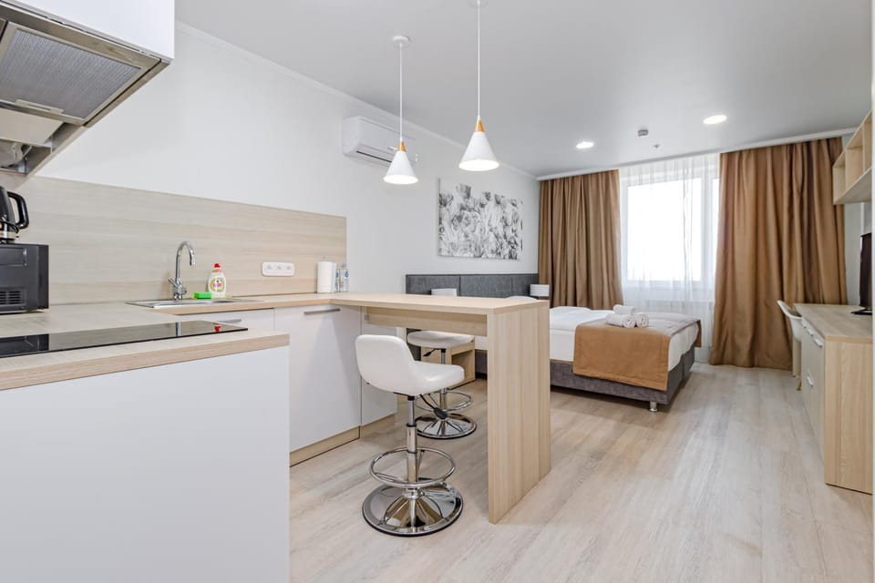 Bed, TV and multimedia, Kitchen or kitchenette, Photo of the whole room, Seating area, Dining area, Bedroom, stove