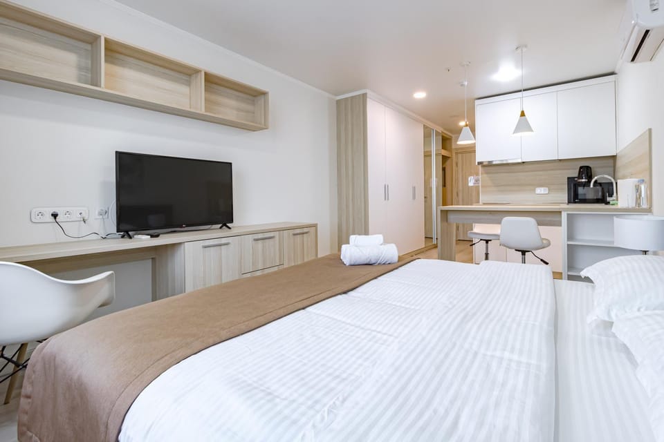 Bed, TV and multimedia, Kitchen or kitchenette, Photo of the whole room, Bedroom, stove