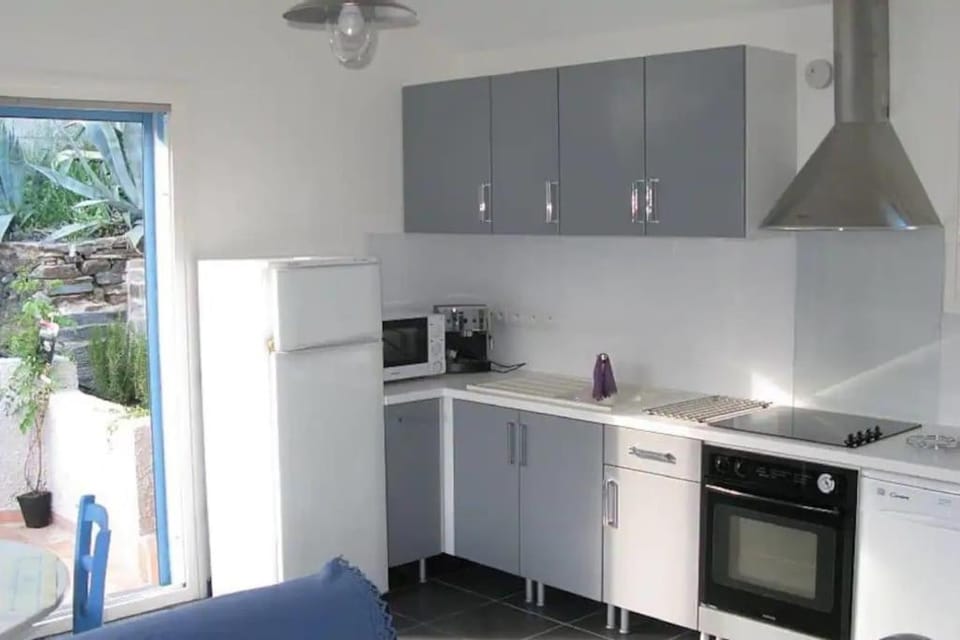 Duplex La maison bleue T2 au calme avec Terrasse Apartment in Collioure