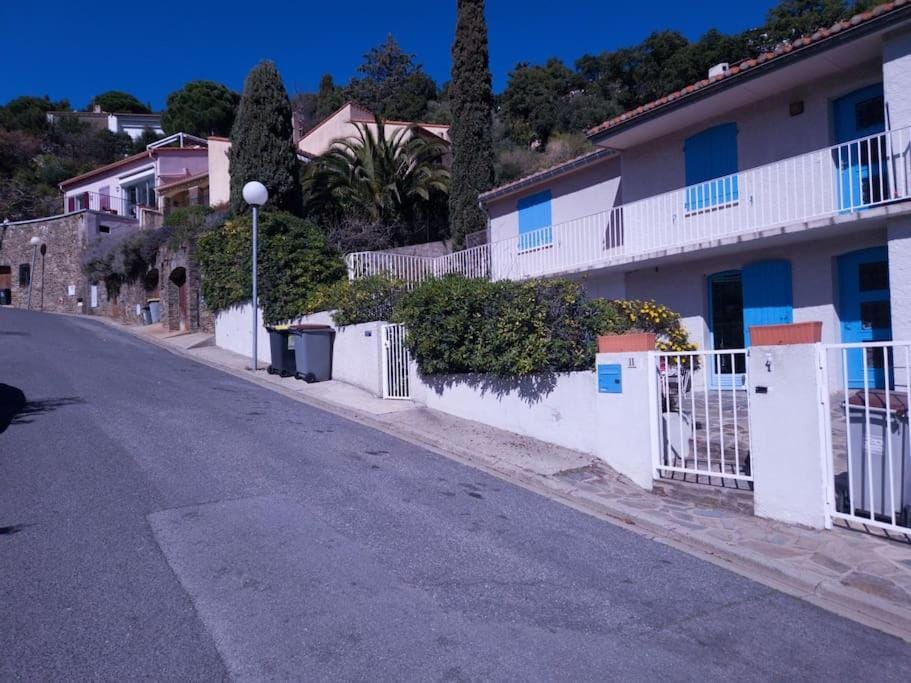 Duplex La maison bleue T2 au calme avec Terrasse Apartment in Collioure