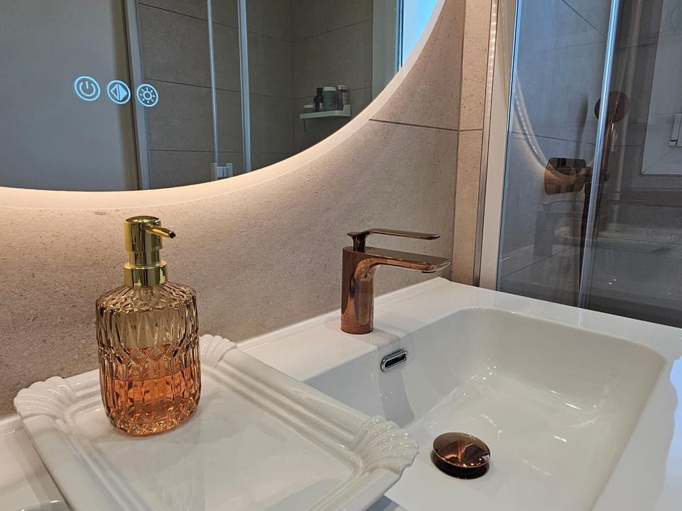123 non Appartement renové au dernier étage en ville et au calme Apartment in Toulon