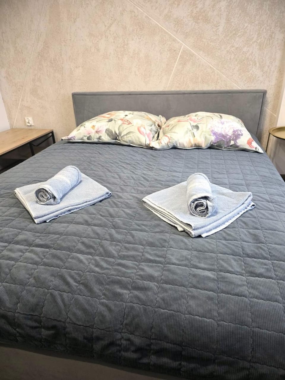 Bed, towels