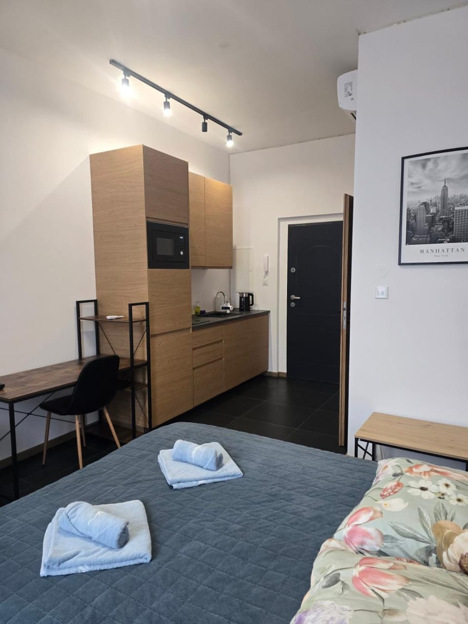 Kitchen or kitchenette, Photo of the whole room, stove