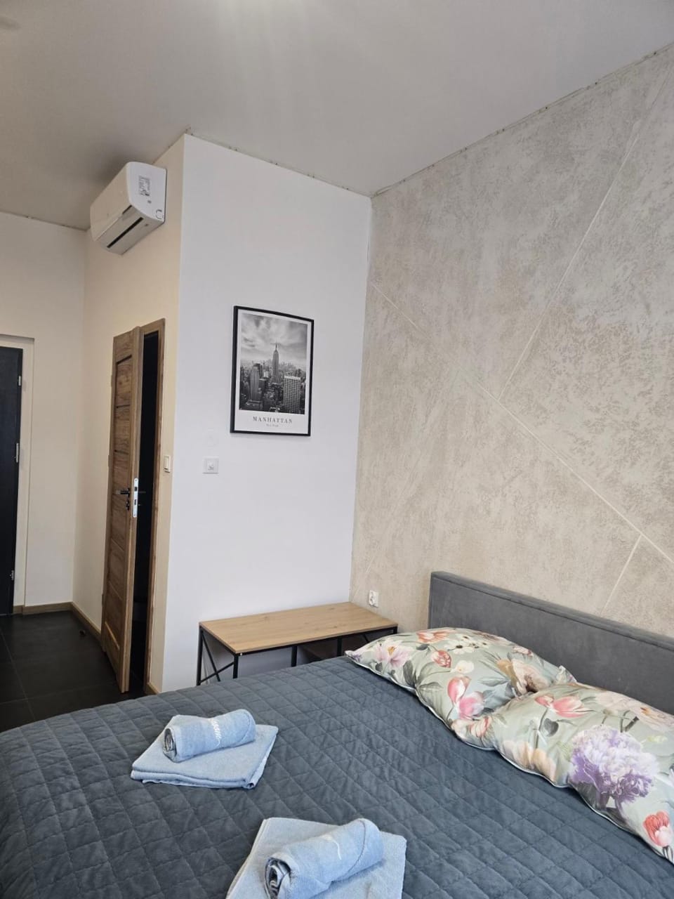Bed, Bedroom, air conditioner