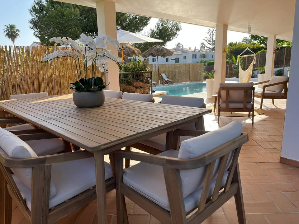 Off site, Dining area, Pool view, Swimming pool, sunbed
