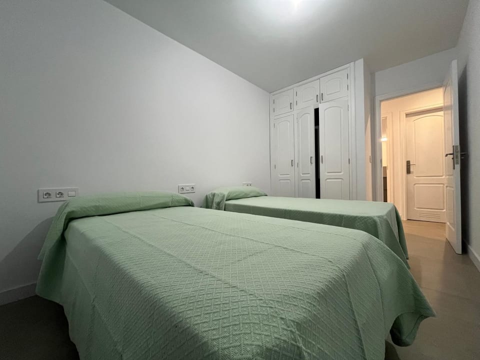 Bed, Photo of the whole room, Decorative detail, wardrobe