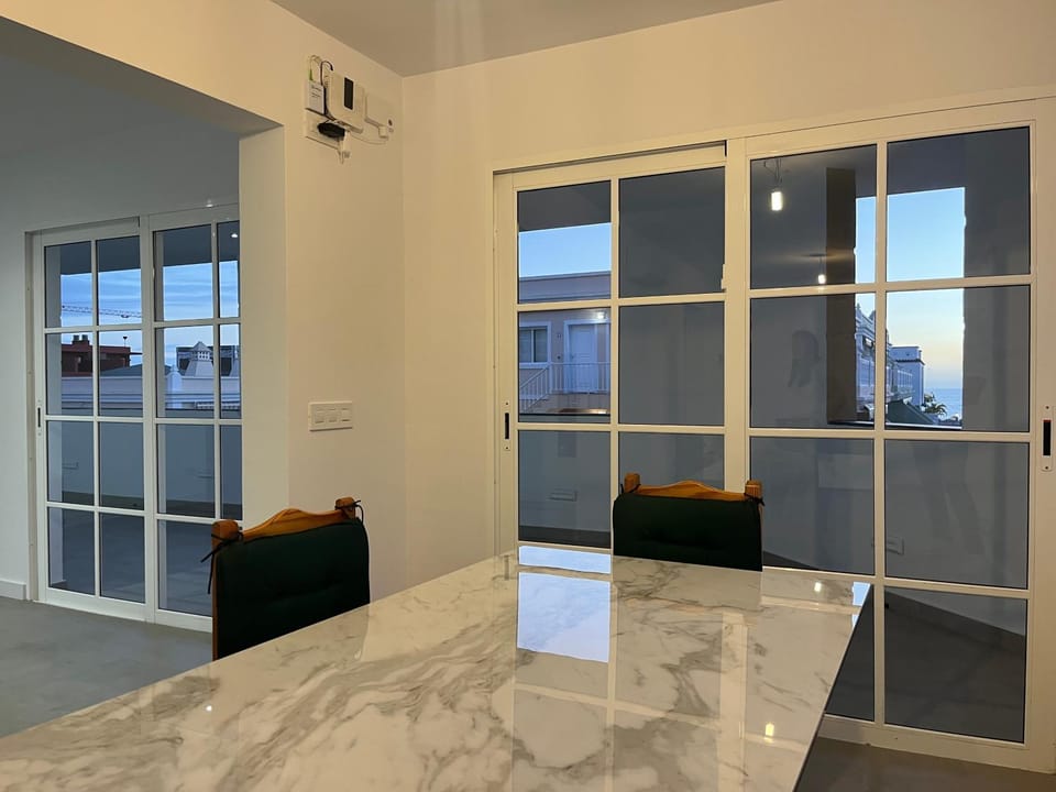 Dining area, internet
