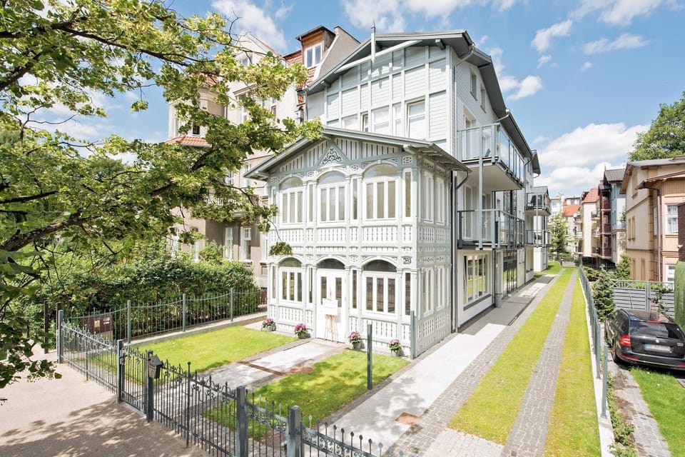Property building, Day, Neighbourhood, Location