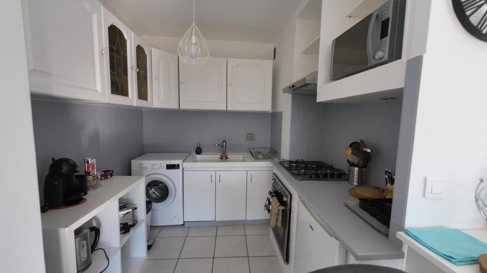 Kitchen or kitchenette, oven, stove, toaster, washing machine