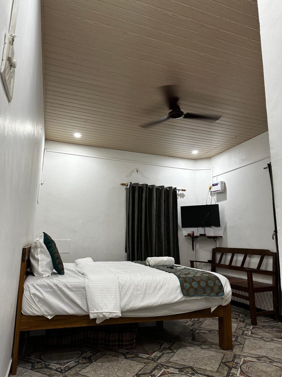 TV and multimedia, Photo of the whole room, air conditioner