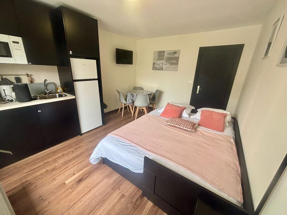 Bed, Kitchen or kitchenette