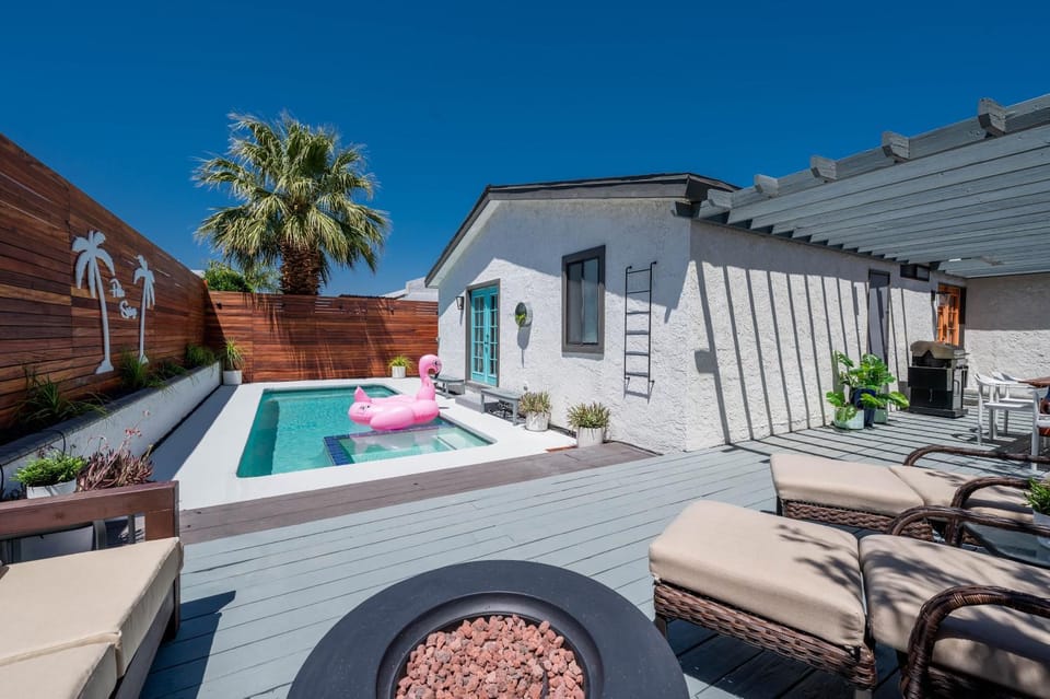 Swimming pool, sunbed