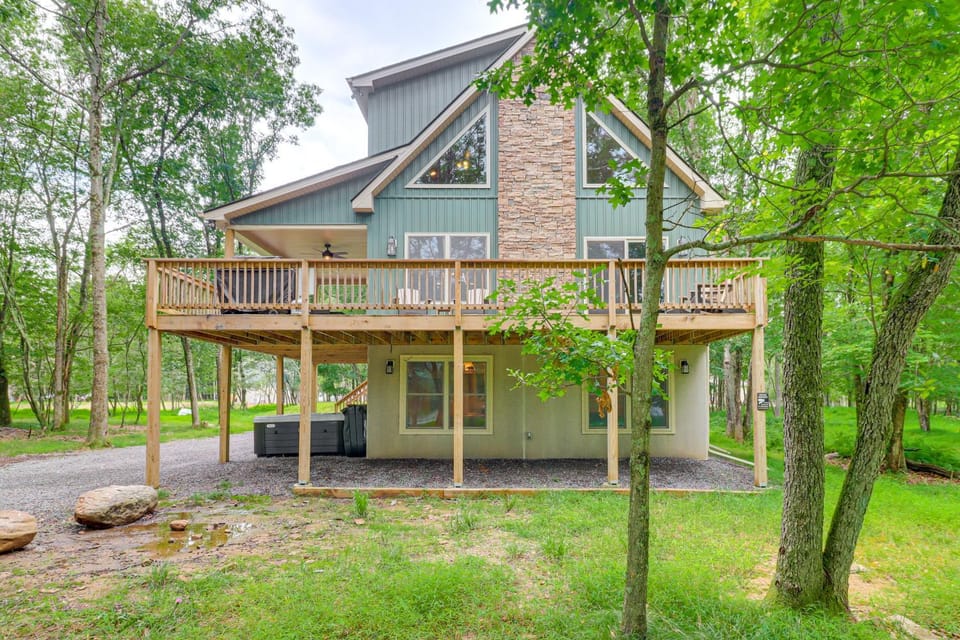 Forest Views & Hot Tub: Poconos Cozy Cabin Cabin in Kidder Township