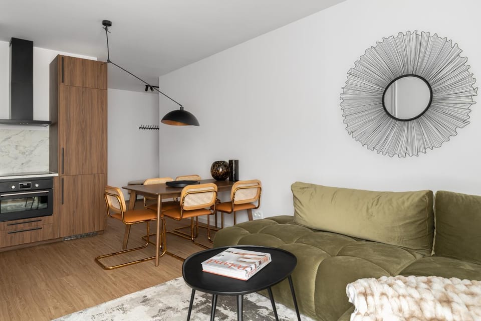 TV and multimedia, Kitchen or kitchenette, Living room, Seating area, Dining area
